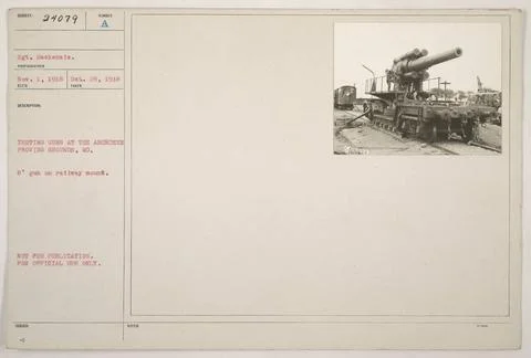 RECORD DATE NOT STATED  Sergeant Mackenzie testing an 8 gun on a railway m... Stock Photos