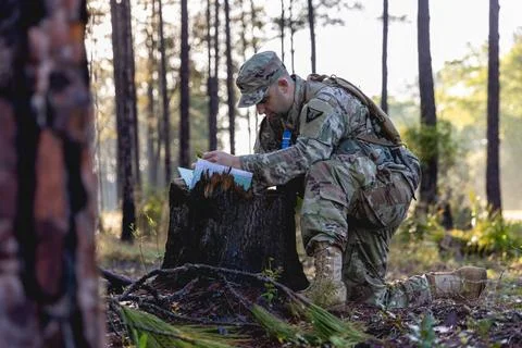 RECORD DATE NOT STATED Sgt. Eric Kirsbaum, plots points on a map during th... Fotos de archivo