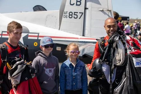 RECORD DATE NOT STATED Sgts. 1st Class Michael Johnson (left) and Andrew D... Stock Photos