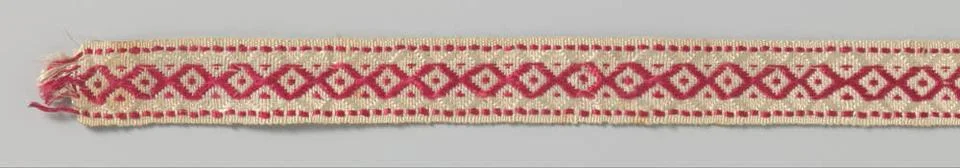 RECORD DATE NOT STATED  Silk ribbon, with window and dip pattern in red an... Foto stock