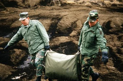 RECORD DATE NOT STATED SPC Terrence Zordel and Marine SSGT Jerry D. Beatti... Stock Photos