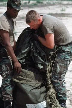 RECORD DATE NOT STATED SRA Darrell C. Macklin, left, and SGT Michael D. Ha... Foto stock