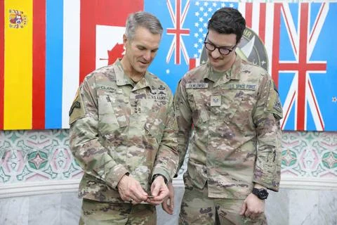 RECORD DATE NOT STATED Staff Sgt. Thomas Pawlowski, presents a unit patch ... Fotos de archivo