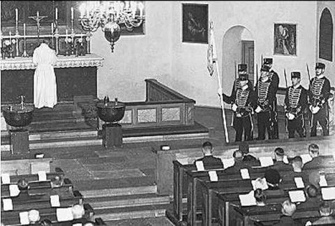 RECORD DATE NOT STATED Stands and standard guard at the altar ring in the ... Fotos de archivo