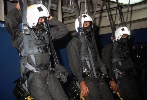 RECORD DATE NOT STATED Students learn jump procedures using the parachute ... Foto stock