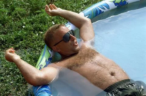 RECORD DATE NOT STATED Taking a break from the heat is E8 Walrath, US Mari... Stock Photos