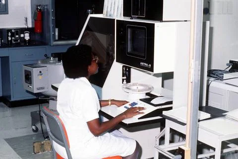 RECORD DATE NOT STATED A technician enters data into a computer at Gorgas ... Foto stock
