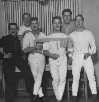 RECORD DATE NOT STATED  Ten consultant men on f 3 sitting with a muck mud ... Foto stock