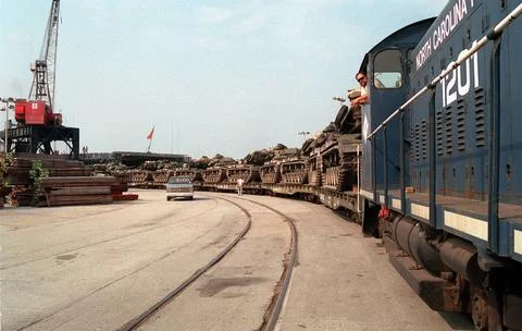 RECORD DATE NOT STATED A train carrying M-60A1 main battle tanks moves thr... Foto stock