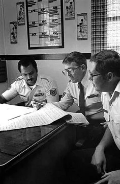 RECORD DATE NOT STATED TSGT Lynn Keenom teaches training methods to securi... Stock Photos