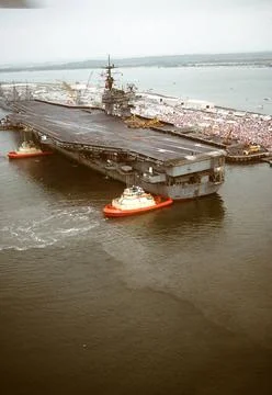 RECORD DATE NOT STATED Tug boats assist the aircraft carrier USS SARATOGA ... Stock Photos