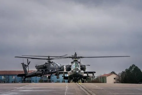RECORD DATE NOT STATED Two AH-64D Apache Longbow helicopters assigned to 1... Foto stock