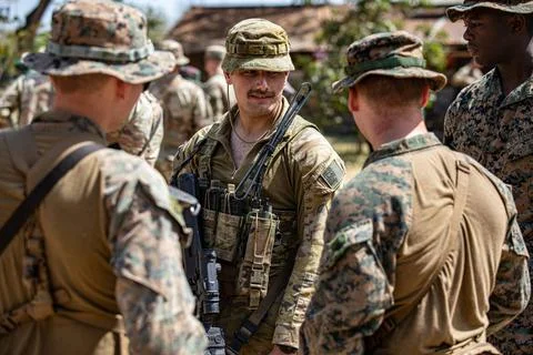 RECORD DATE NOT STATED  Two U.S. Marines talks to an Australian Infantry S... Foto stock