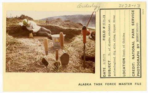 RECORD DATE NOT STATED U of Alaska students at archeological dig site alon... Stock Photos