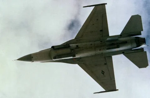 RECORD DATE NOT STATED An underside view of an F-16A Fighting Falcon aircr... Foto stock
