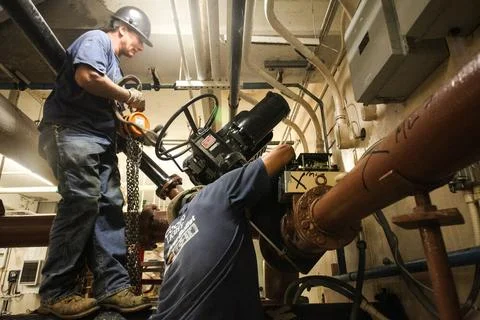 RECORD DATE NOT STATED Union Beach, N.J., Aug. 6, 2013 Workers replace a p... Foto stock