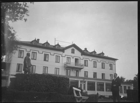 RECORD DATE NOT STATED Unknown manor -like building with park. Okänd herrg.. Fotos de archivo