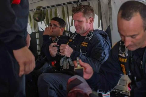 RECORD DATE NOT STATED The U.S. Army Parachute Team prepares their gear be... Stock Photos