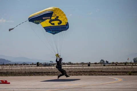 RECORD DATE NOT STATED The U.S. Army Parachute Team, nicknamed the Golden ... 스톡 사진