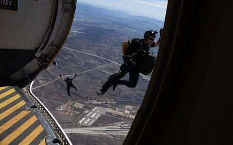 RECORD DATE NOT STATED U.S. Navy sailors with the U.S. Navy Parachute Team... Foto stock
