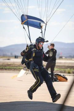 RECORD DATE NOT STATED The U.S. Navy Parachute Team, nicknamed the Leap Fr... Foto stock