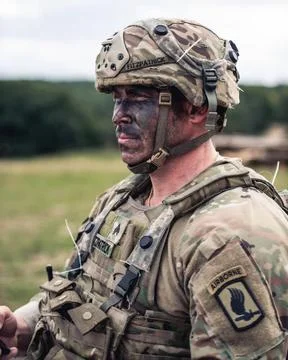 RECORD DATE NOT STATED A U.S. Army paratrooper assigned the 173rd Brigade ... Foto stock