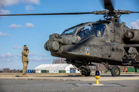 RECORD DATE NOT STATED U.S. Army Spc. Ali Nasser, Apache helicopter repair... Foto stock