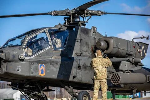 RECORD DATE NOT STATED U.S. Army Spc. Ali Nasser, Apache helicopter repair... Foto stock