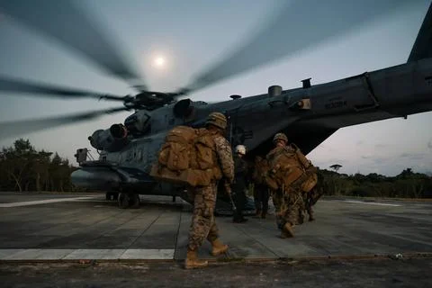 RECORD DATE NOT STATED U.S. Marines with 2d Battalion, 7th Marines, load a... Fotos de archivo