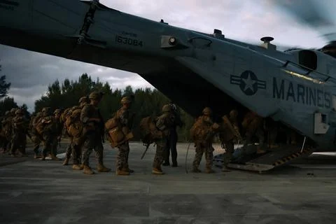 RECORD DATE NOT STATED U.S. Marines with 2d Battalion, 7th Marines, load a... Foto stock