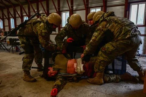 RECORD DATE NOT STATED U.S. Air Force Field Craft Hostile students learn t... Fotos de archivo