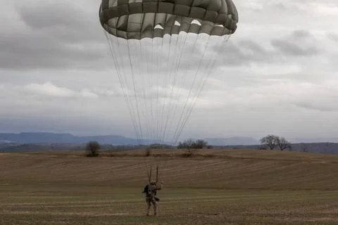 RECORD DATE NOT STATED A U.S. Paratrooper touches down during airborne tra... Foto stock