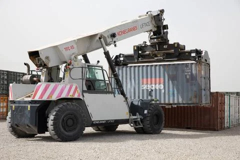 RECORD DATE NOT STATED U.S. Contractors load basic loading ammunition hold... Fotos de archivo