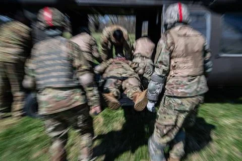 RECORD DATE NOT STATED U.S. Army Soldiers load a simulated patient on to a... Stock Photos