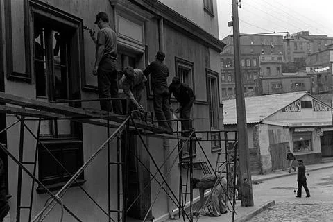 RECORD DATE NOT STATED U.S. sailors paint the outside of a building as par... Stock Photos