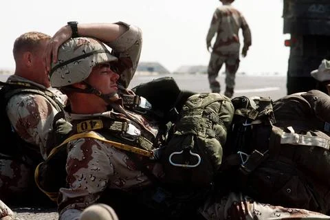 RECORD DATE NOT STATED A U.S. paratrooper takes a break prior to a jump du... Foto stock