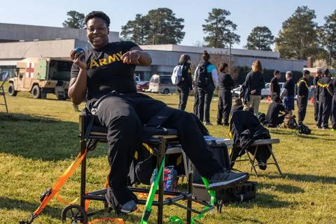 RECORD DATE NOT STATED  U.S. Army Sgt. Tia Thompson, practicing track and ... Foto stock