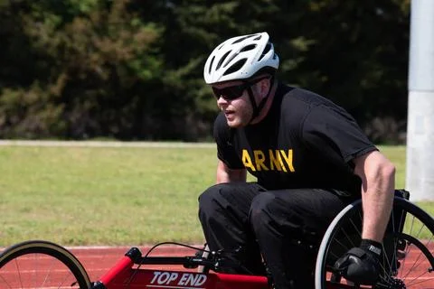 RECORD DATE NOT STATED  U.S. Army Spc. Chad Krantz practicing track and fe... Foto stock