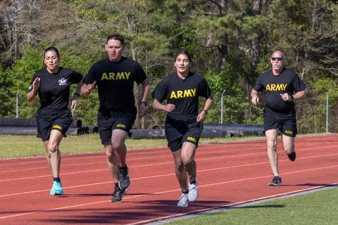 RECORD DATE NOT STATED  U.S. Army Soldiers race at track and feild events ... Foto stock