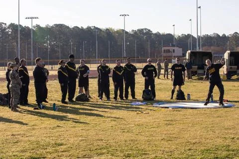 RECORD DATE NOT STATED  U.S. Army Soldiers, practicing track and field eve... Foto stock