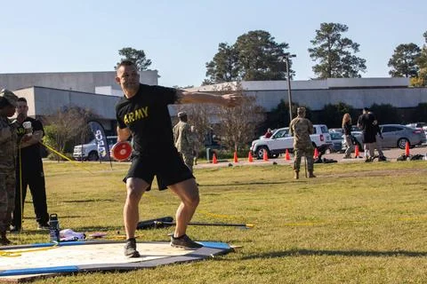 RECORD DATE NOT STATED  U.S. Army Sgt. Shawn Lee, practicing track and fie... Foto stock