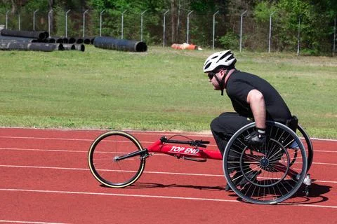 RECORD DATE NOT STATED  U.S. Army Spc. Chad Krantz practicing track and fe... Foto stock