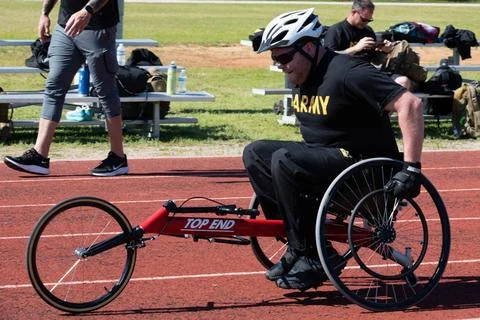 RECORD DATE NOT STATED  U.S. Army Spc. Chad Krantz races at track and feil... Foto stock