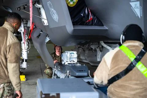 RECORD DATE NOT STATED  A U.S. Air Force weapons load crew assigned to the... Stock Photos