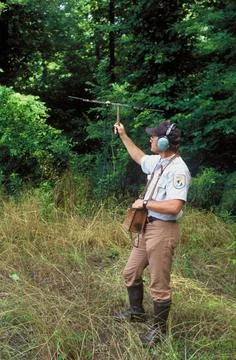RECORD DATE NOT STATED  U.S. Fish and Wildlife Service employee uses monit... Foto stock