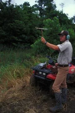 RECORD DATE NOT STATED  A U.S. Fish and Wildlife Service employee holds up... Foto stock