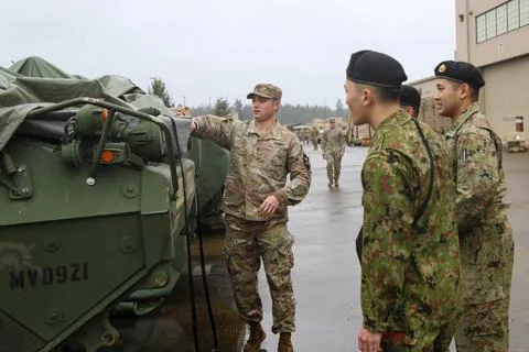 RECORD DATE NOT STATED  A U.S. Army lieutenant shows Japanese Ground Self-... Stock Photos