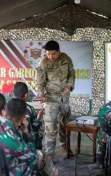 RECORD DATE NOT STATED  A U.S Army Sgt. conducts a class on field artiller... Foto stock