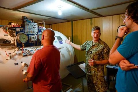 RECORD DATE NOT STATED  U.S. Navy Capt. Daniel Switlick, middle, explains ... Foto stock