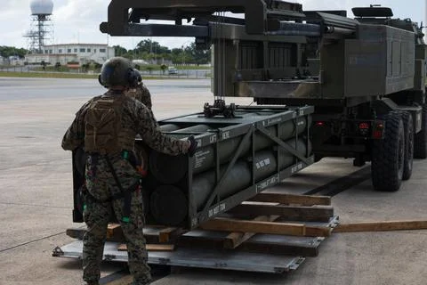 RECORD DATE NOT STATED  U.S. Marine Corps Cpl. Cole Baker loads rocket mun... Foto stock